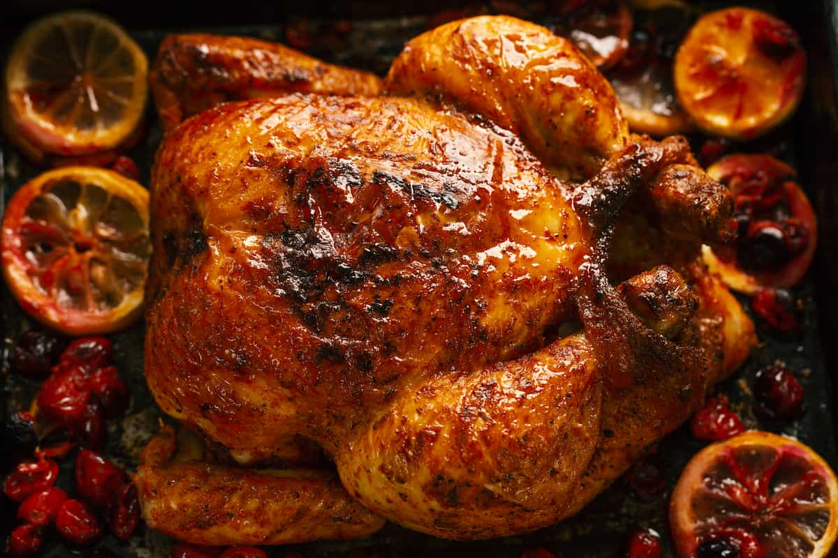 Pollo dorado al horno con limón y arándanos, parte de un menú especial para el Día del Pollo a la Brasa.