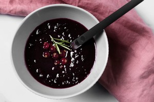 Imagen de mazamorra morada, uno de los postres típicos de Lima, servido con frutas y especias que realzan su sabor.