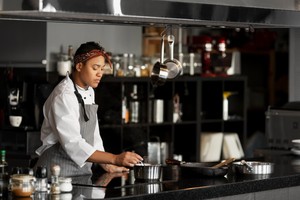 Chef cocinando en cocina profesional, ideal para emprendedores que buscan los mejores barrios para abrir una dark kitchen en Santiago.