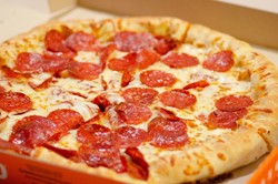 Pizza de pepperoni con queso derretido, ideal para una comida sabrosa