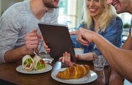 clientes en restaurante como promocionar mi negocio de comida 