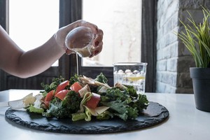 Plato con ensalada, que representa alimentos saludables.