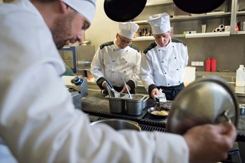 Cocineros trabajan en la cocina.