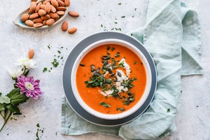 Sopa cremosa decorada con semillas y hierbas, una opción deliciosa de comidas para vender en invierno.